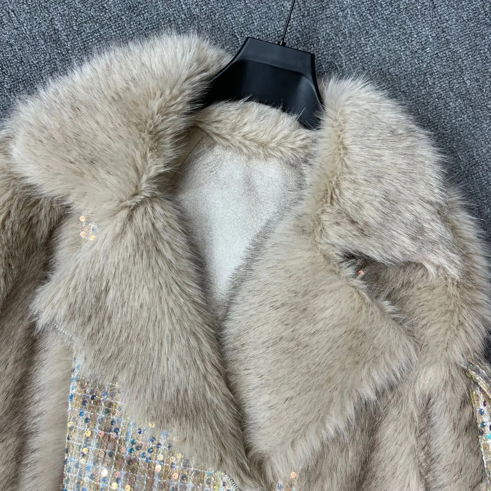 2025 شتاء جديد دعوى طوق فو الفراء المرقعة معطف سميكة منتصف طول معطف دافئ للنساء التنقل نمط الشتاء سترة