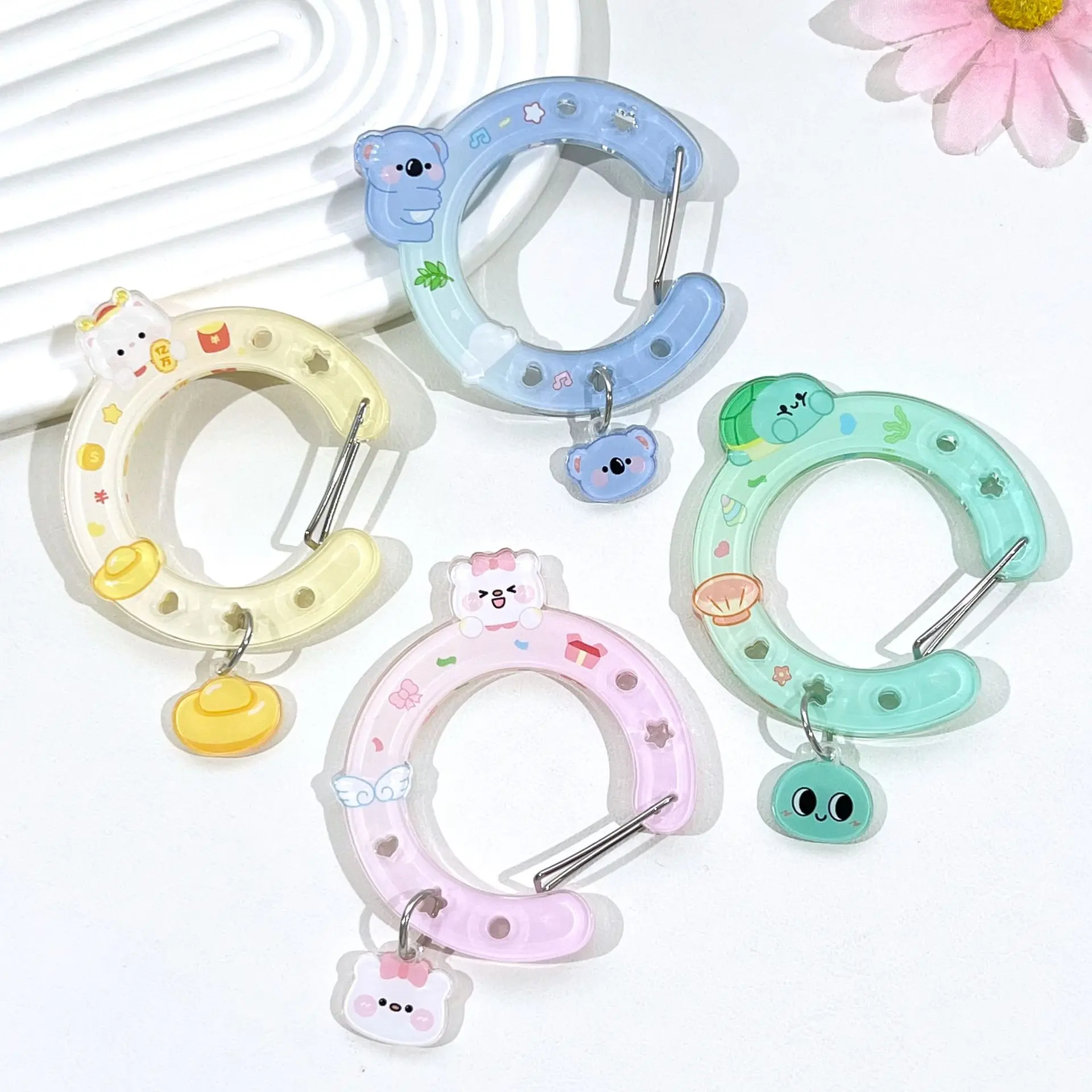 INS نمط لطيف الحيوانات الصغيرة تسلق زر حلقة تسلق سلسلة مفاتيح مصنوعة من الأكريليك قلادة على ظهره تخزين سلسلة المفاتيح الزخرفية مشبك