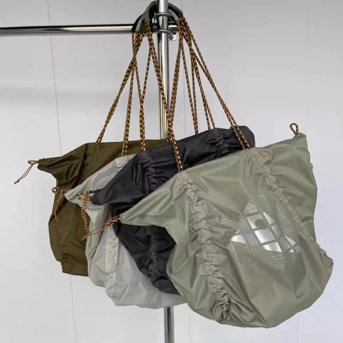 สินค้าใหม่ปี 2025 กระเป๋าสะพายไหล่น้ําหนักเบาและพกพาได้ 23 ลิตรกระเป๋าสีเฉียง ช้อปปิ้งแบบพกพา