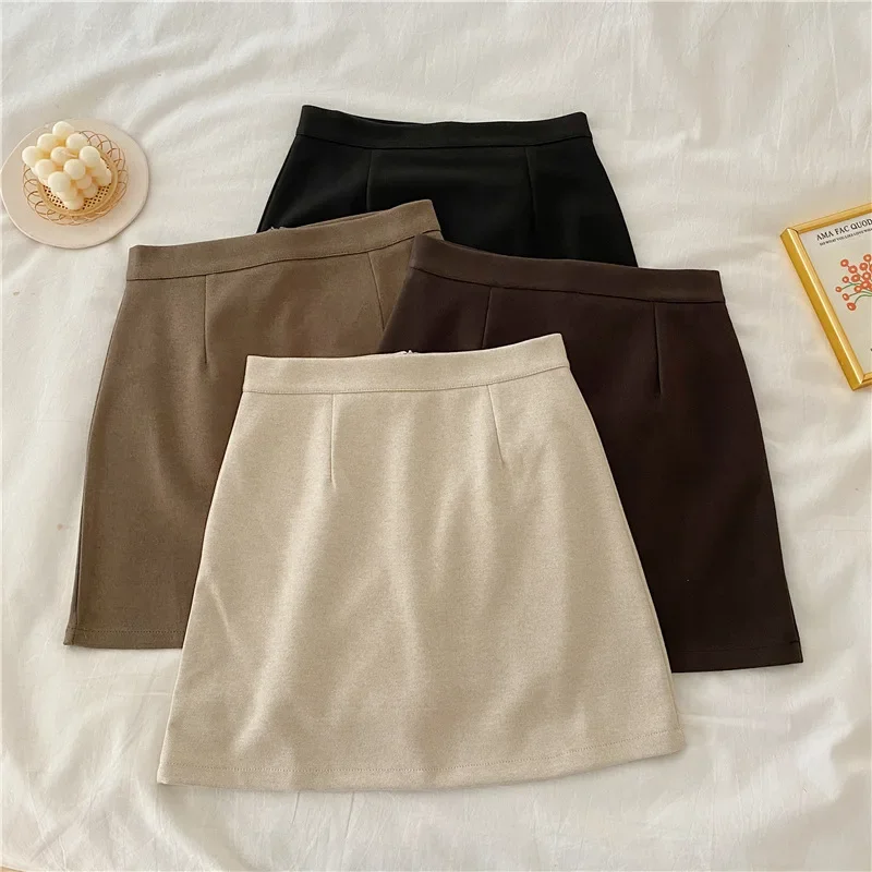 Plus Size High-Waisted Black Woolen A- Line Skirt For Women 2024 New Style Petite Hip Covering Short Skirt Autumn/Winter