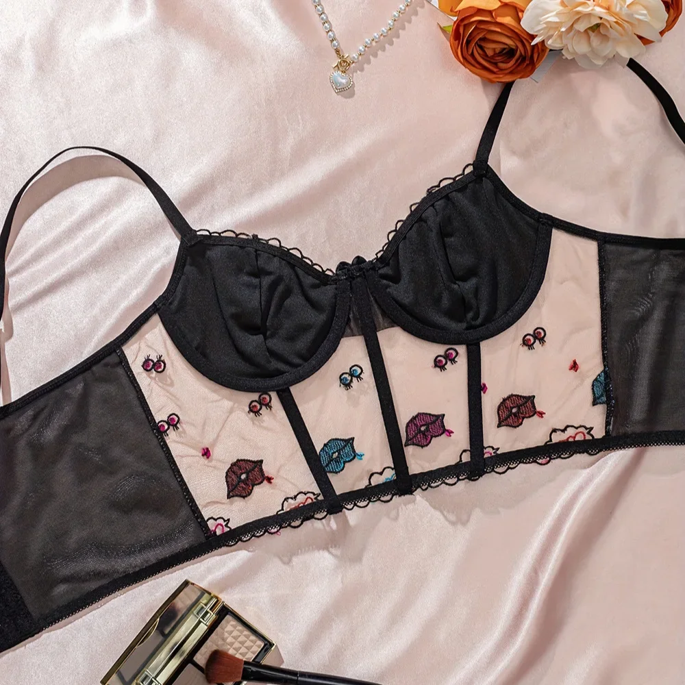 Hot Steel Boned Fishbone Bustier with Tempting Lips Embroidery Three Rows of Back Hooks Sexy Tight Short Top for Girls