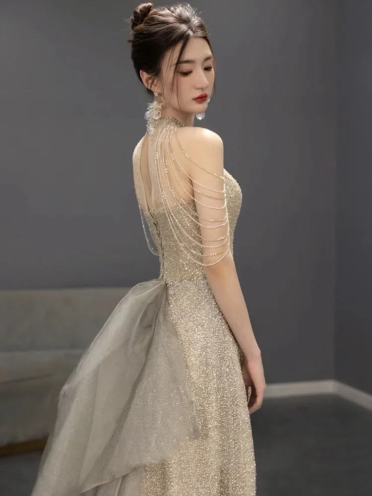 A new light luxury and niche toasting dress for the host