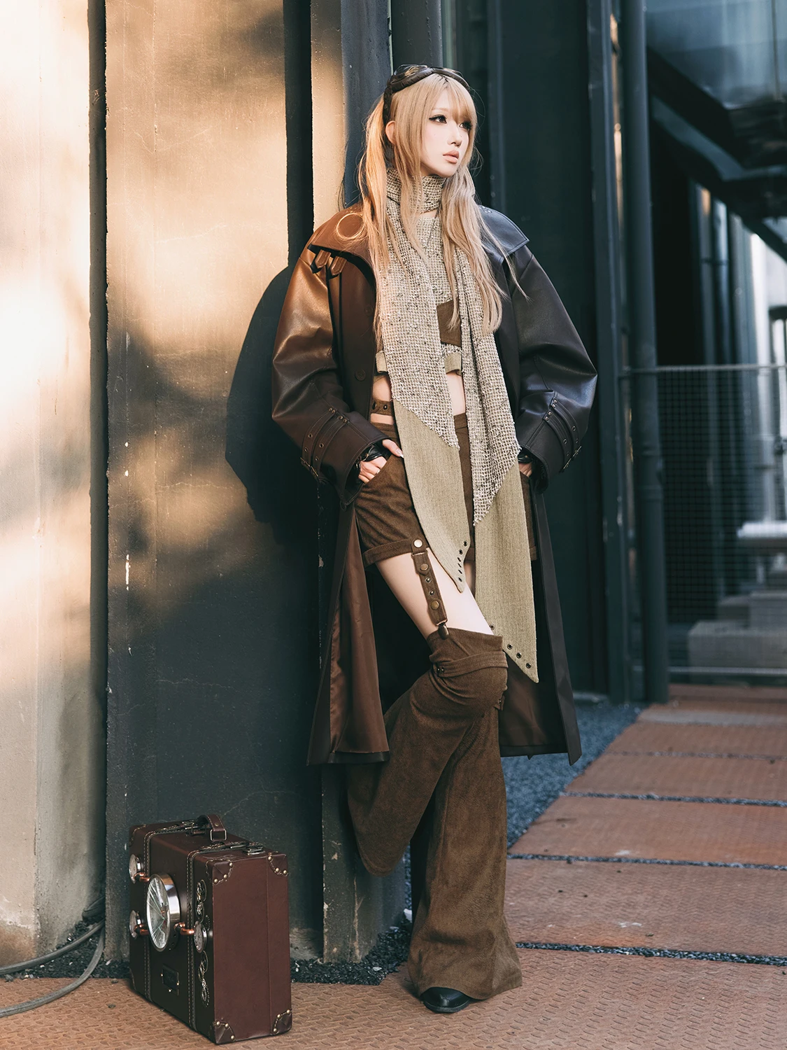 

Длинное пальто St Continent из искусственной кожи с открытыми плечами, нейтрального кофейного цвета, осенне-зимнее, ветрозащитное, в уличном стиле, свободного кроя.