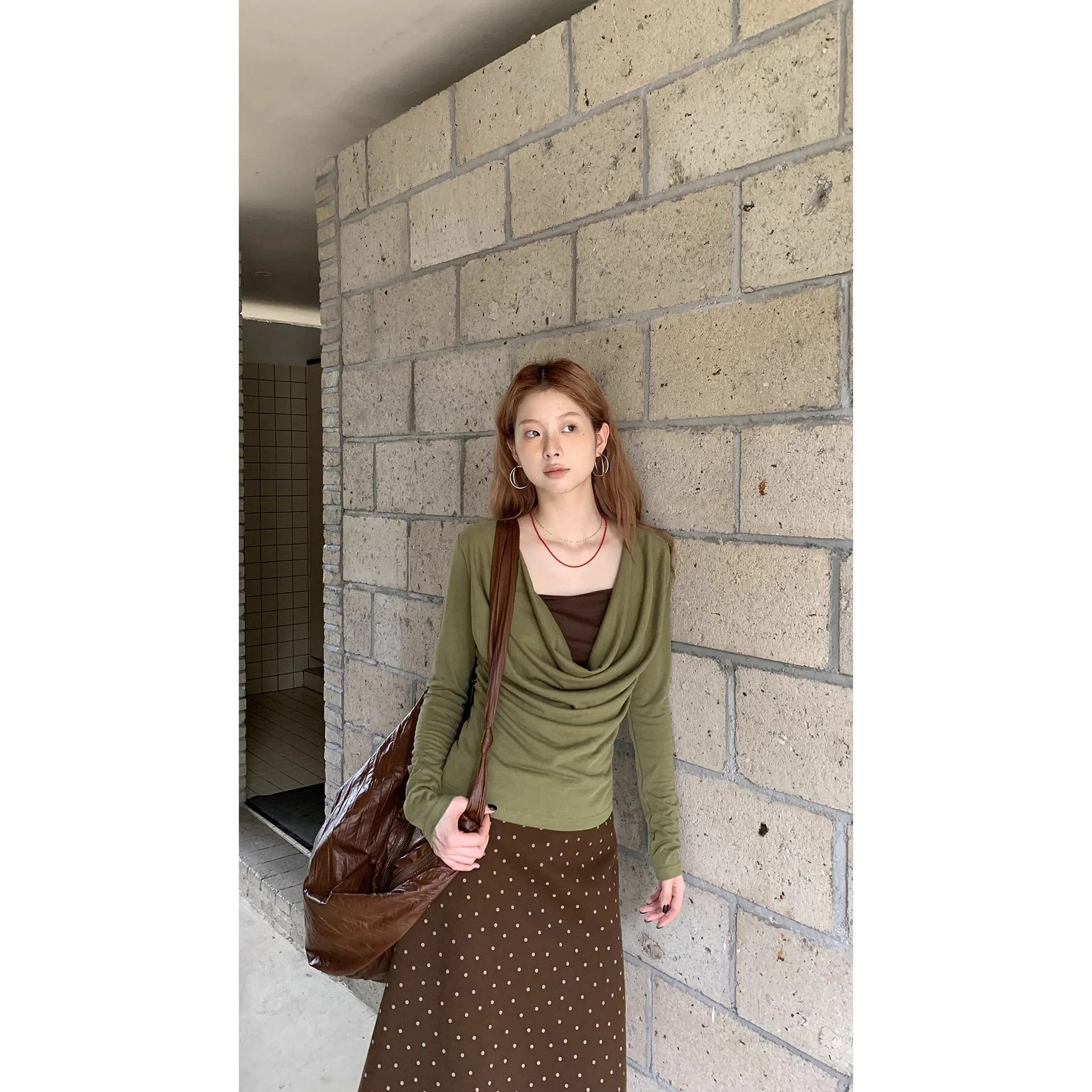 2025 الأخضر وهمية الرقبة وهمية قطعتين طويلة الأكمام تي شيرت للنساء ، جديد الخريف تصميم تحسس قاعدة قميص أعلى