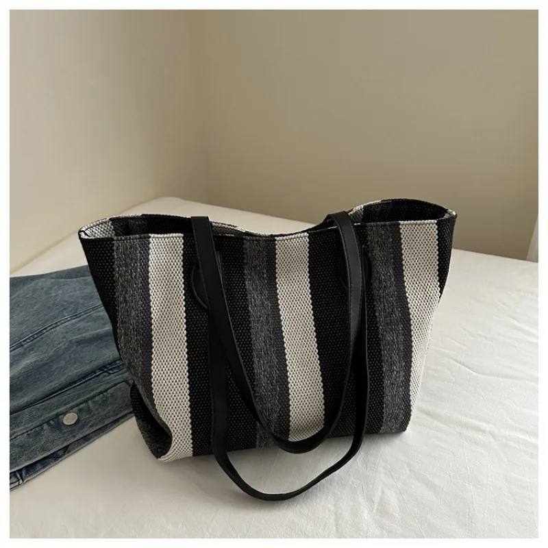 New Striped Texture Simple Commuting New Trend Fashionable Urban Large Capacity Casual Handbag Women's Shoulder Bag