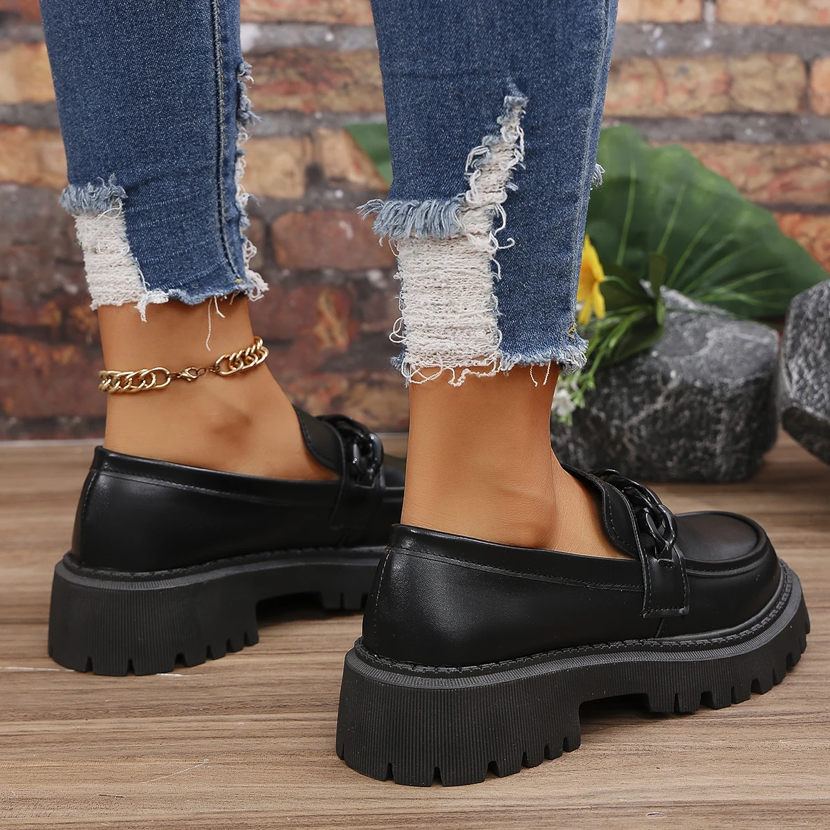 Mocassins de plataforma feminina com decoração de corrente moda estilo preppy sapatos mulher couro patente deslizamento em senhoras apartamentos plus size