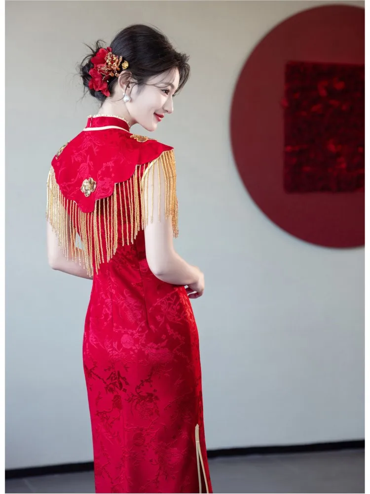 

A new Chinese-style red cheongsam bride's toasting dress with tassels and shawl light luxury thank-you banquet