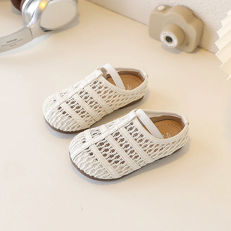 

Простые сетчатые тапочки для девочек, новые летние детские модные пляжные туфли, дышащие повседневные тапочки на плоской подошве для малышей, белые, серебристые