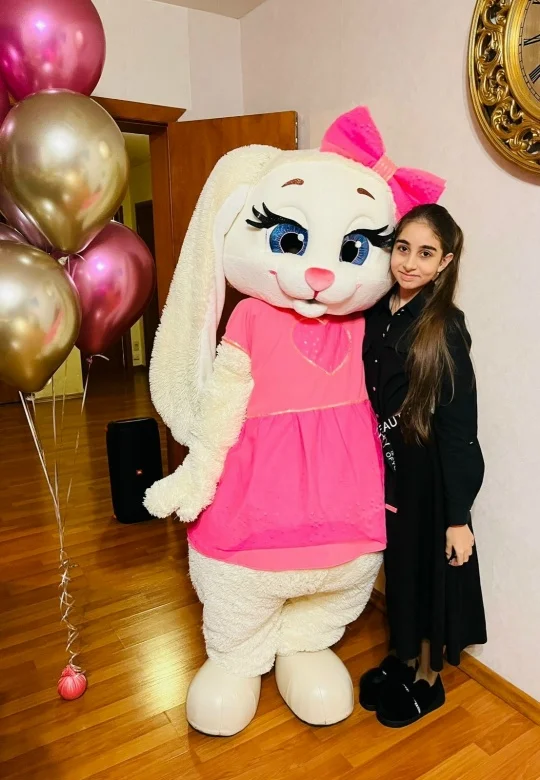 

Розовое платье, костюм белого кролика-талисмана, плюшевый мультяшный наряд кролика для взрослых на Хэллоуин, Пасху, косплей-вечеринки и мероприятия