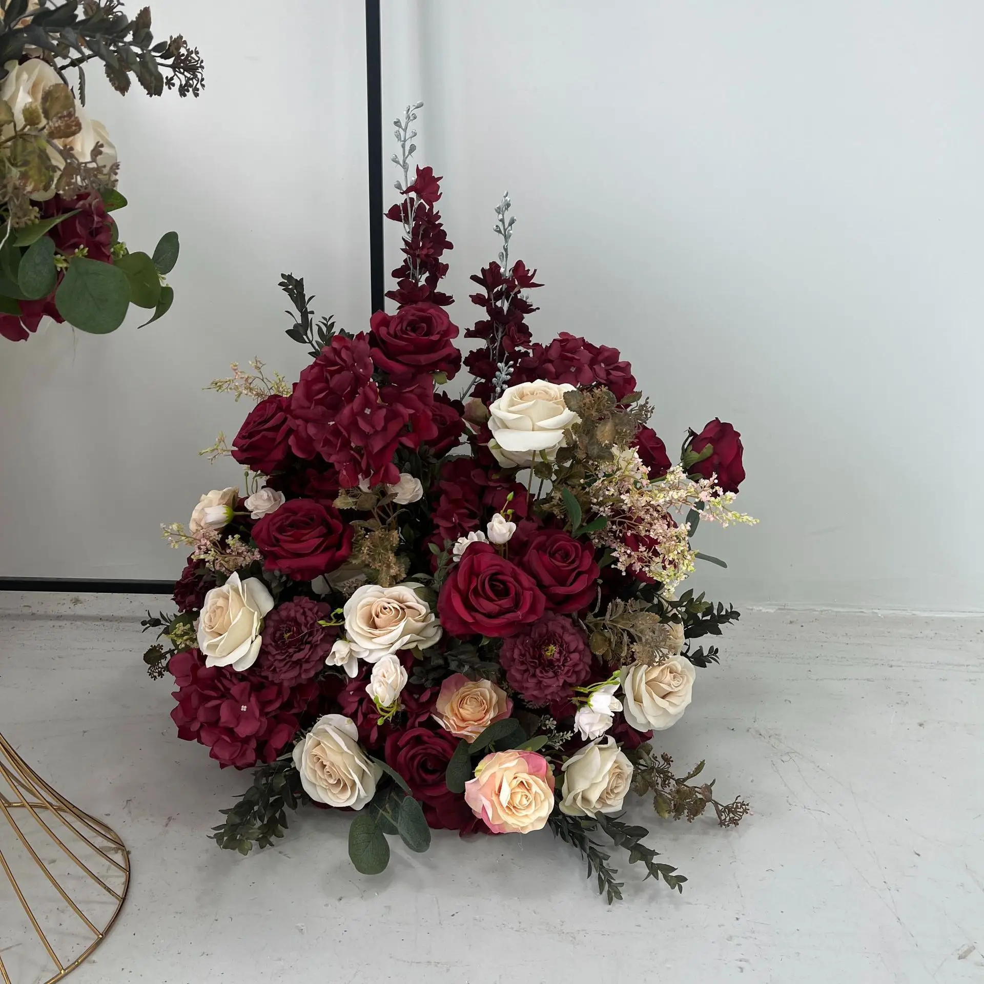 80CM Tiefrote Künstliche Blumenkugel Hochzeits-Hintergrundbogen Blumenarrangement Tischdekoration Event-Party-Dekor für den Großhandel – Detail 6