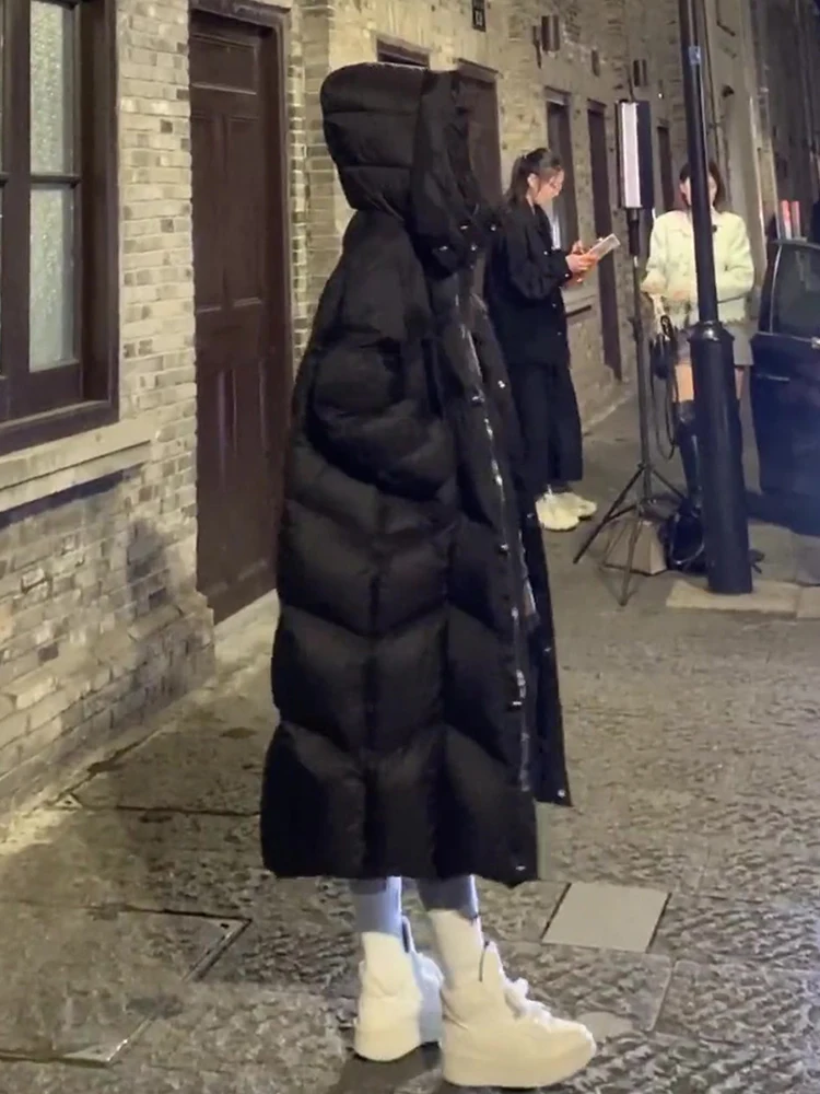 

Зимняя удлиненная женская куртка-пуховик с капюшоном, свободного кроя, белая, с наполнителем из перьев, утепленная, для повседневной носки, до колен