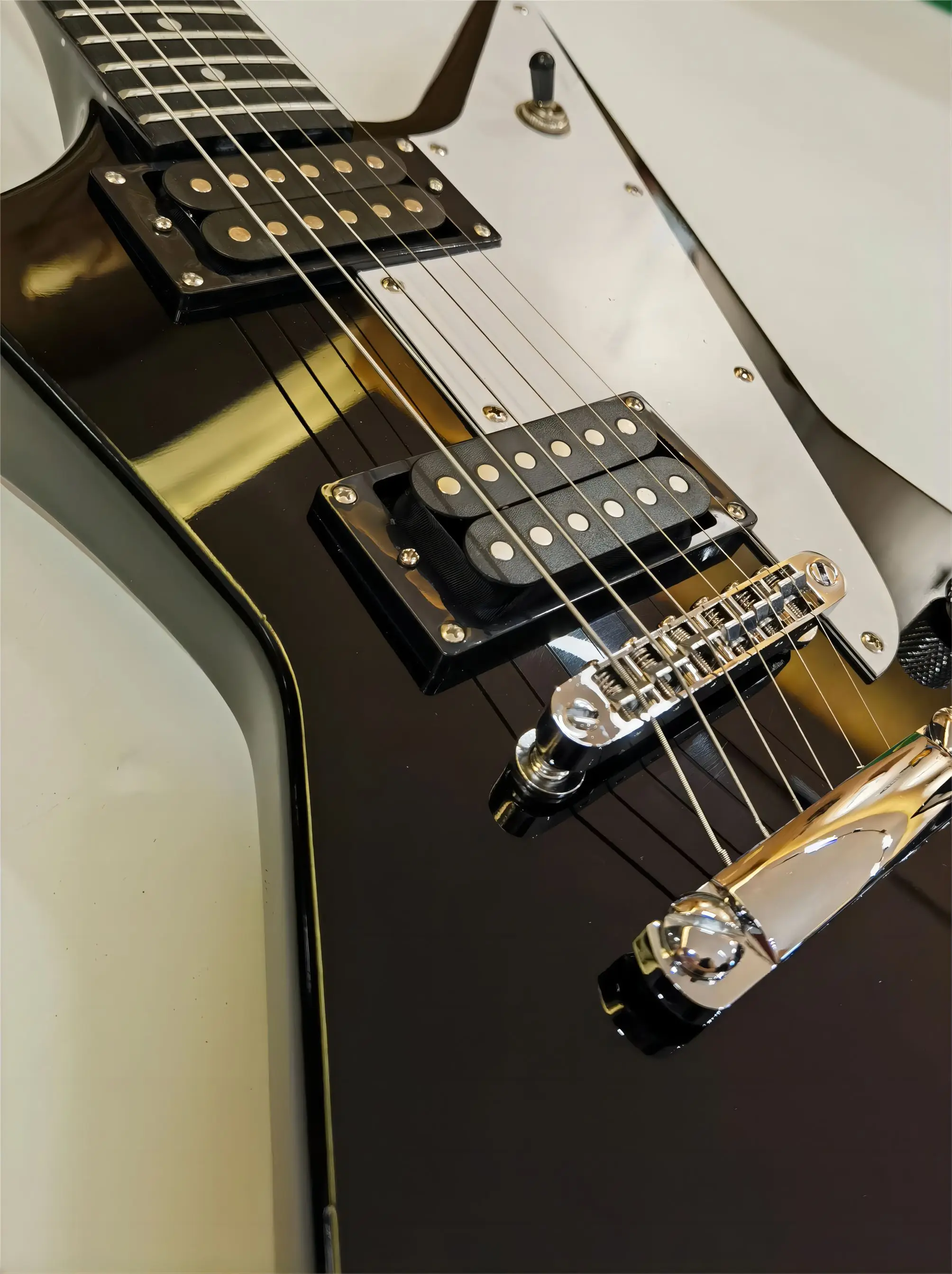 النماذج النشطة: المخزون، يمكن شحن الطلبات! جيتار كهربائي غير منتظم أسود 22 فريت مكون من 6 أوتار، وصلة من قطعة واحدة!