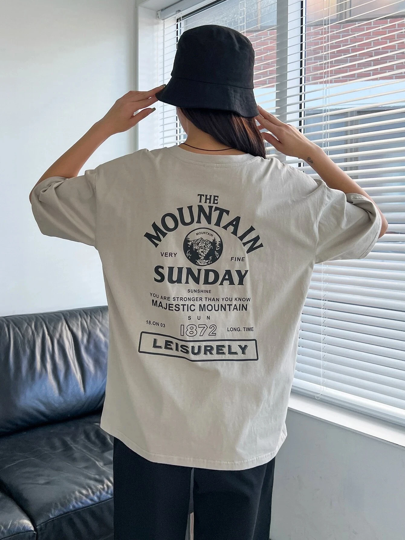 Einfaches Kurzarm-T-Shirt mit Buchstabendruckmuster und Rundhalsausschnitt. Modisches, schlichtes, vielseitiges Sommer-Kurzarm-T-Shirt für Damen
