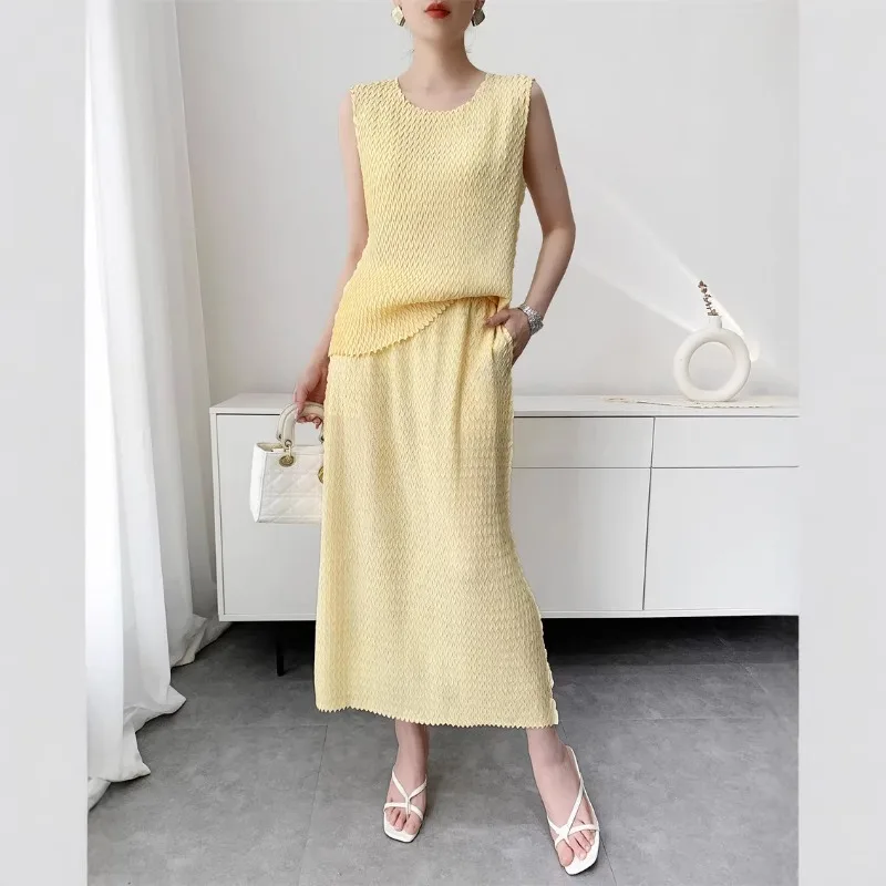 

Оригинальная плиссированная футболка Miyake ручной работы, летняя новинка 2026 года, безрукавка, простая эластичная юбка, женская повседневная одежда для города