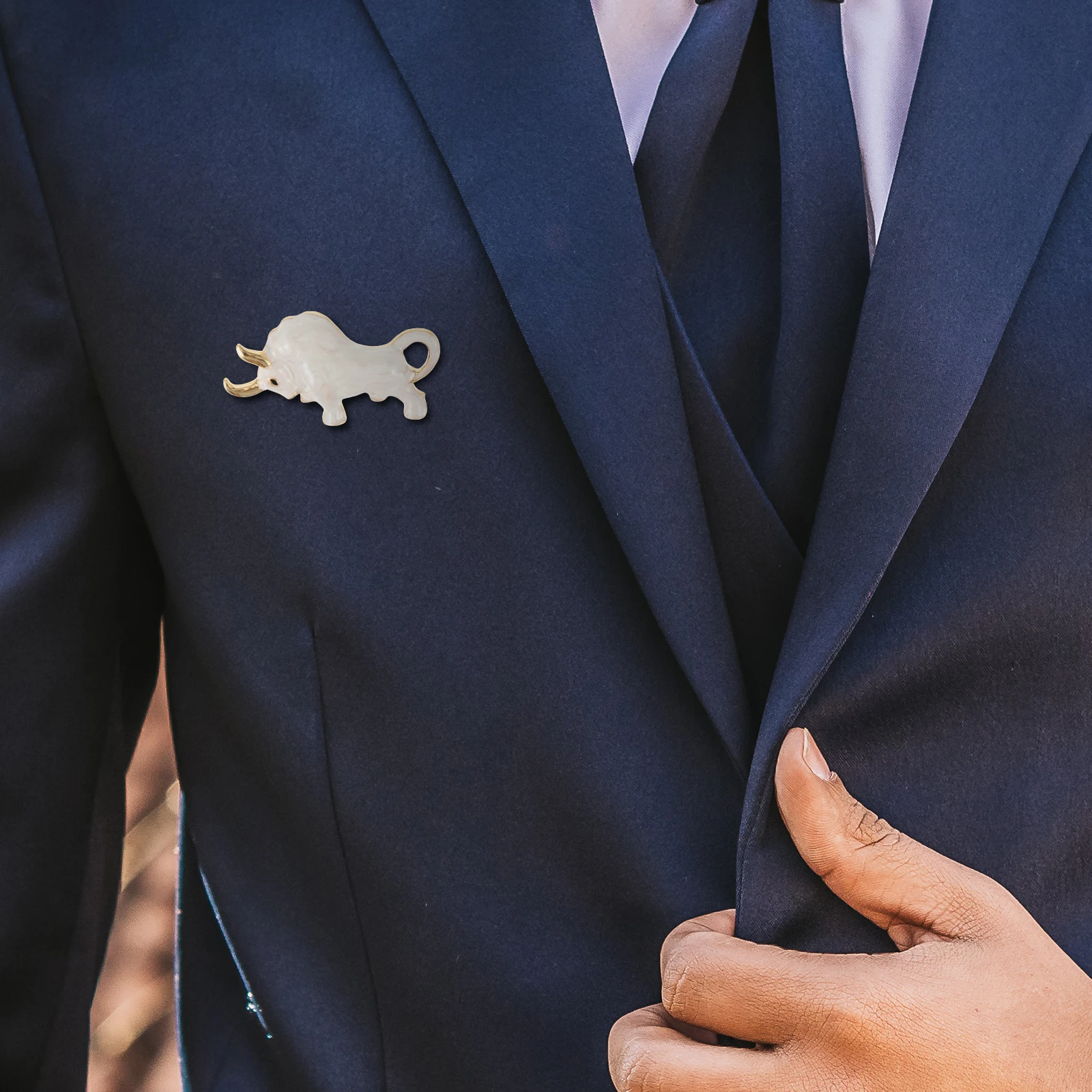

Vivid Cattle Shaped White Alloy Brooch Clothing Accessory Fashion Breastpin Decorative Ornament Drop Oil Design Stylish Gift Men