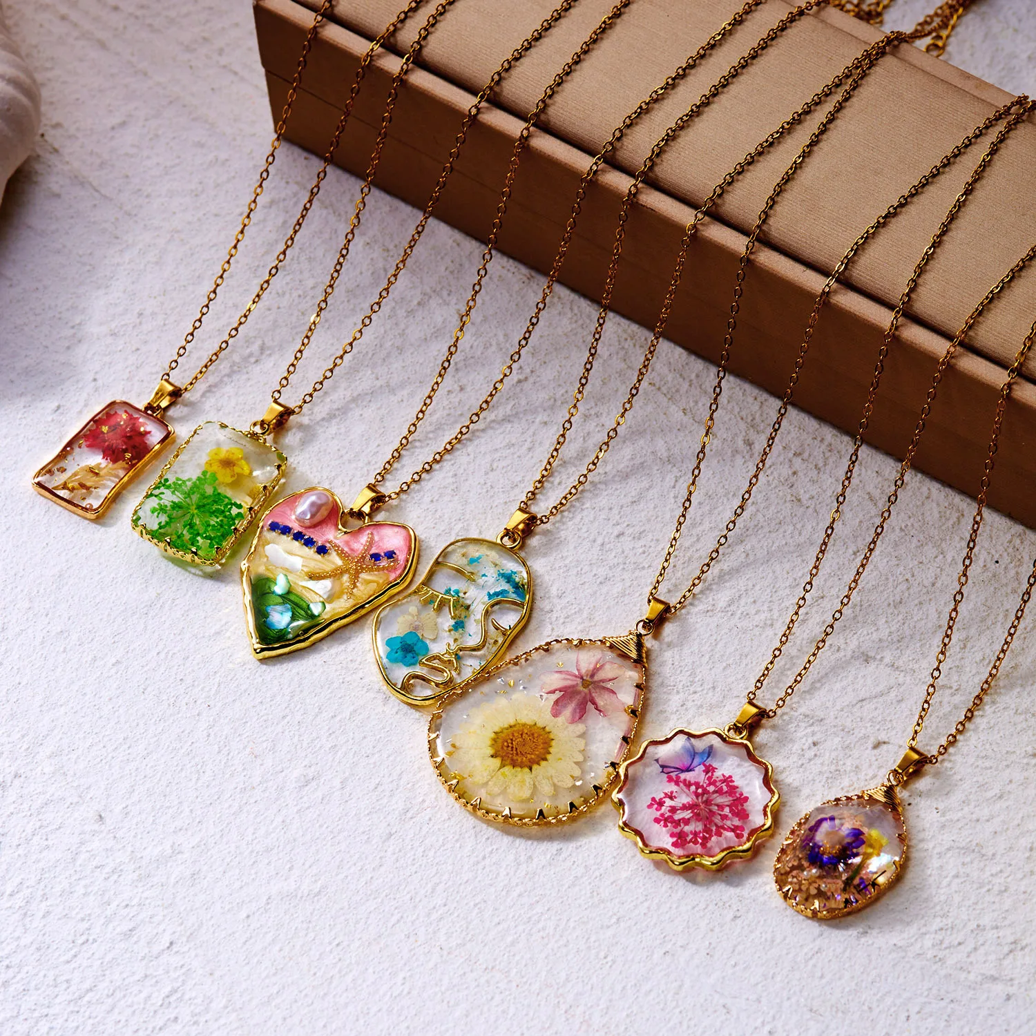 Cross border new fashionable and personalized flower retro necklace, creative geometric dried flower pendant necklace