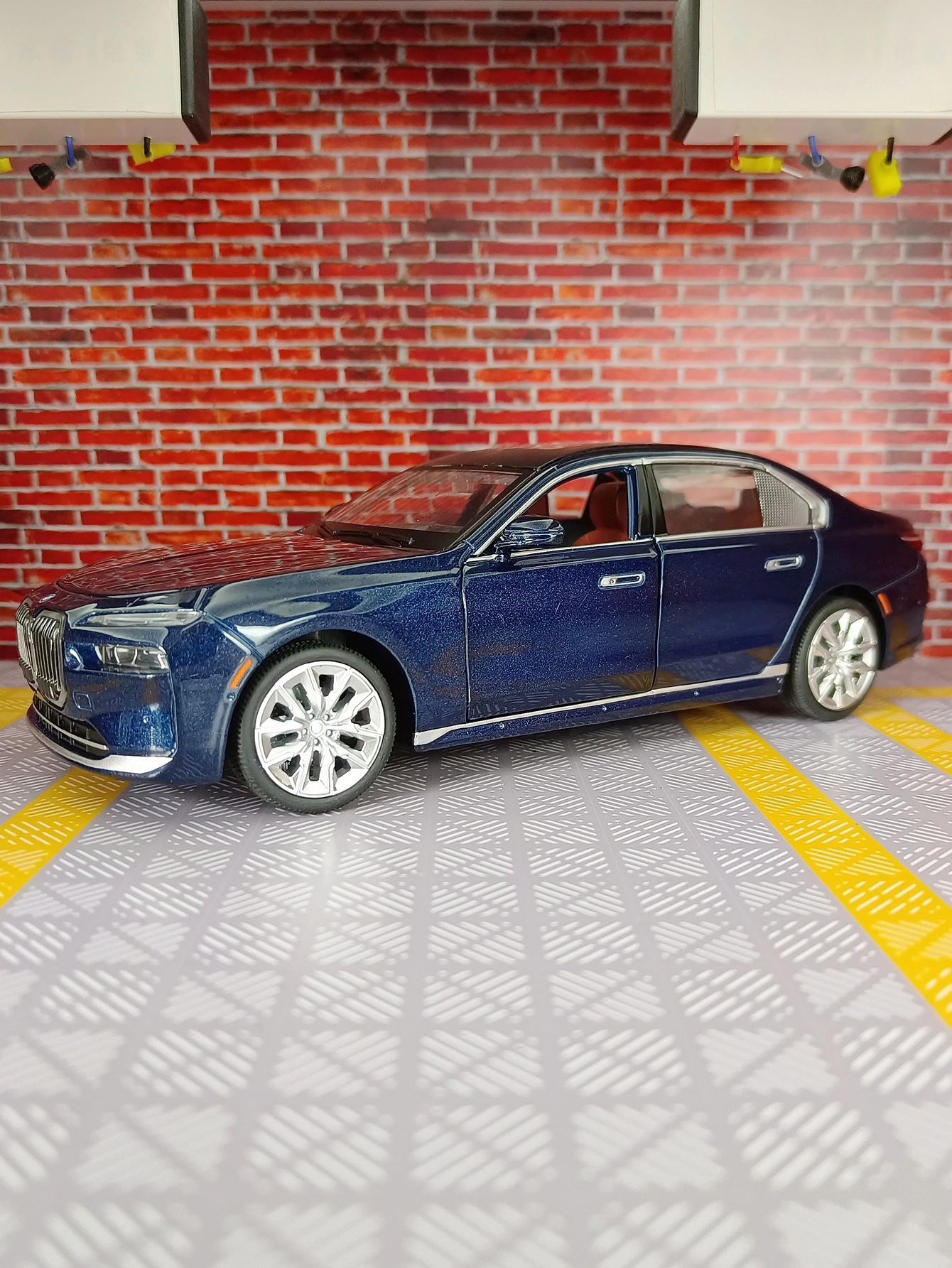 CCA 1:24 simulation BMW i7 G70 Alloy Car Model, doors and engine hood, trunk can be opened has simulated sound and lighting - view 3