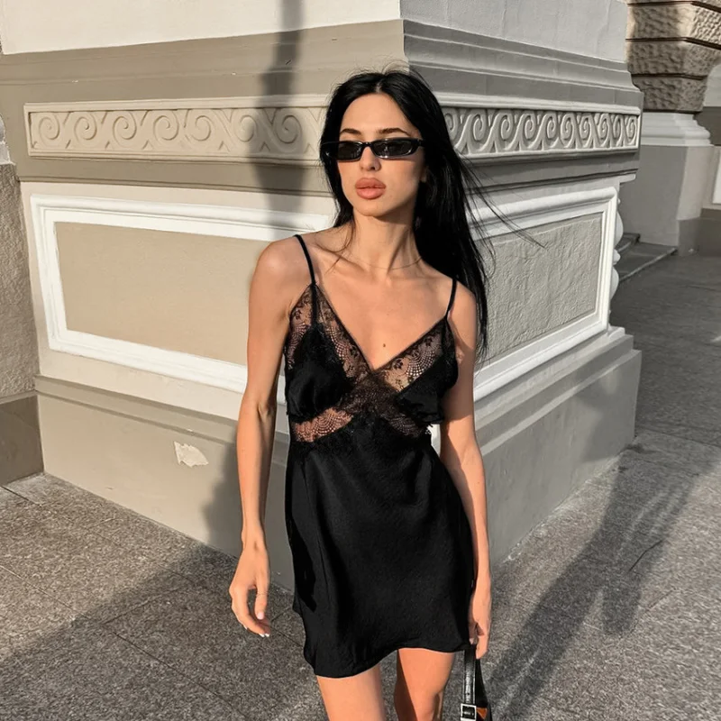 Herbstmode, dünnes, weiches, mattes Satin-transparentes schmal geschnittenes schwarzes Damenkleid mit Kragen und Spitzenträgern