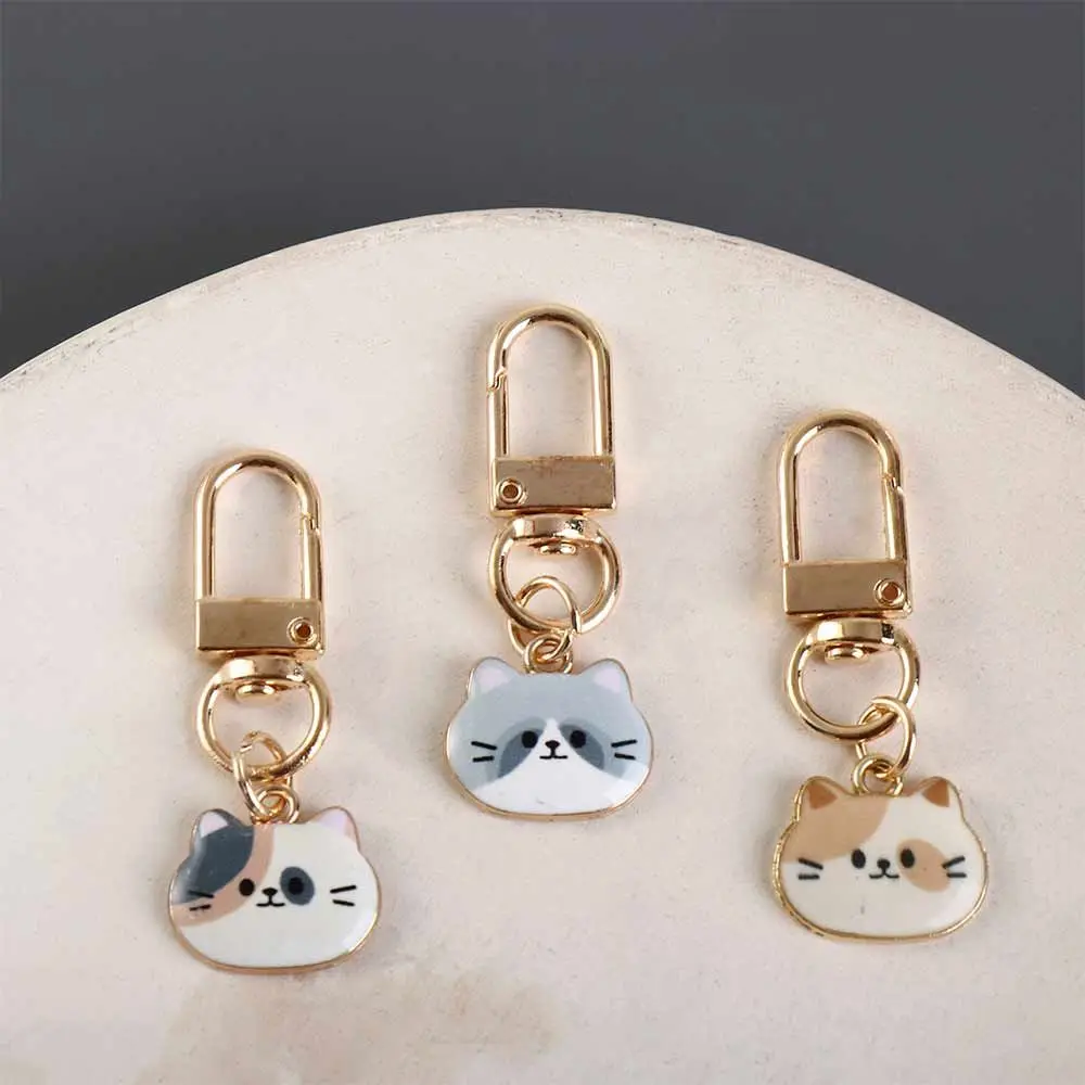 Wykwintnie wykonany metalowy breloczek z emalią w kształcie kotka, mały brelok do kluczy, zawieszka do torby, słodki breloczek z kreskówki.