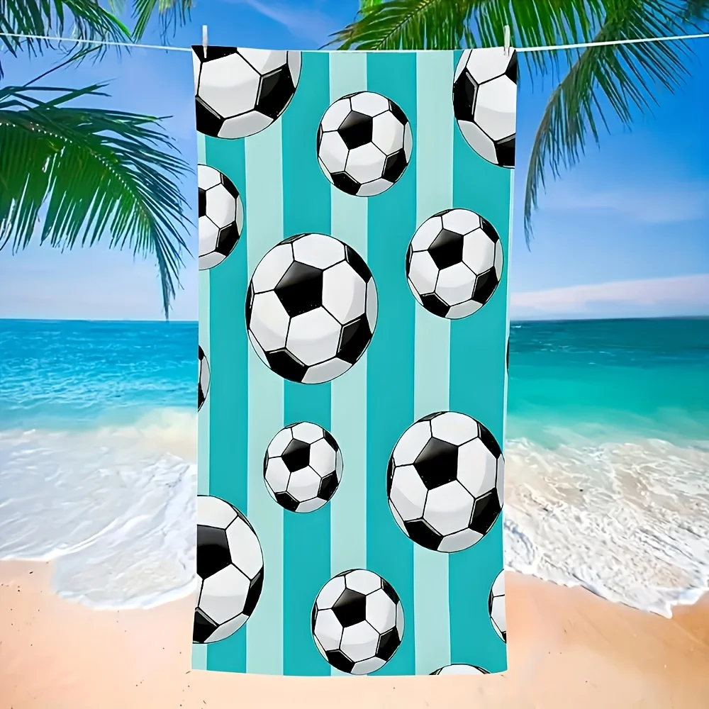 Una toalla de playa extra grande de microfibra con un fondo azul y un balón de fútbol, sin arena, ligera y portátil