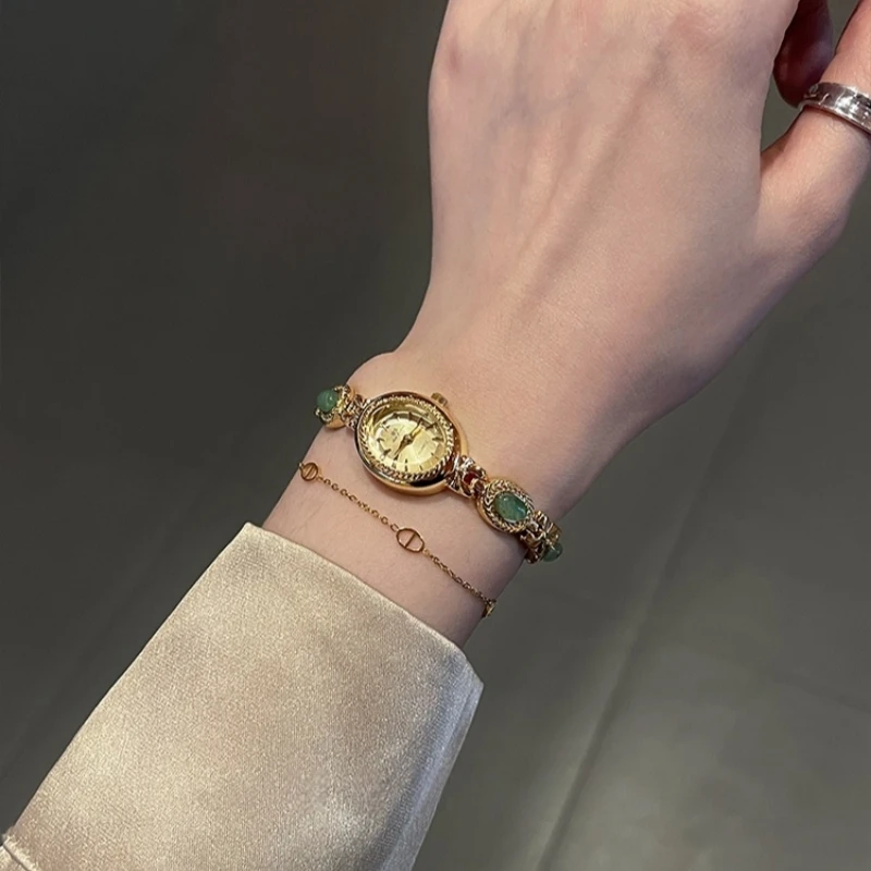 Women's New Golden Watch Luxury Vintage Style Women's Quartz Watch Exquisite Small Fashion Girl's Personalized Watch Gift