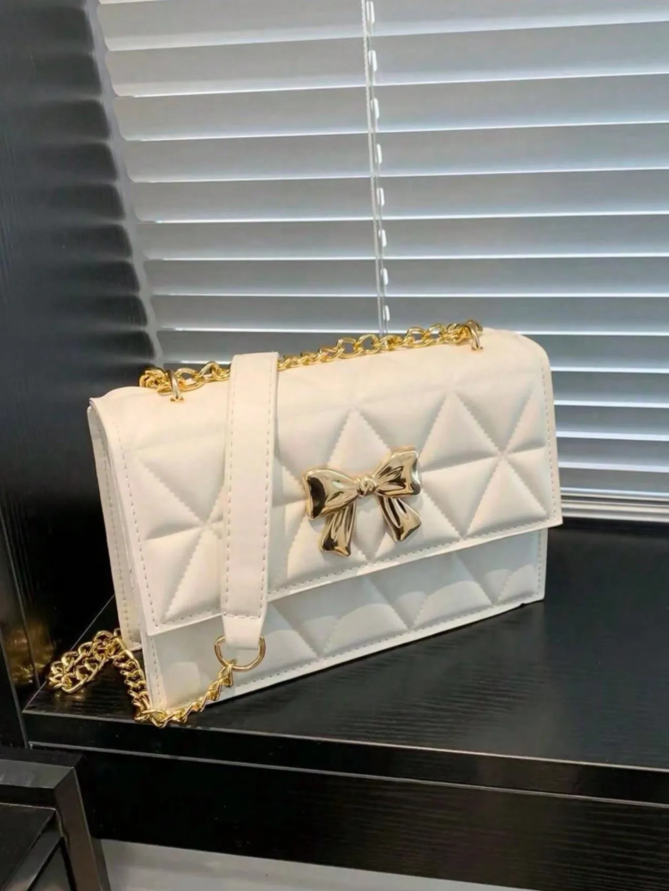 

Белая стеганая сумка-кроссбоди с золотым бантом и цепочкой-ремешком