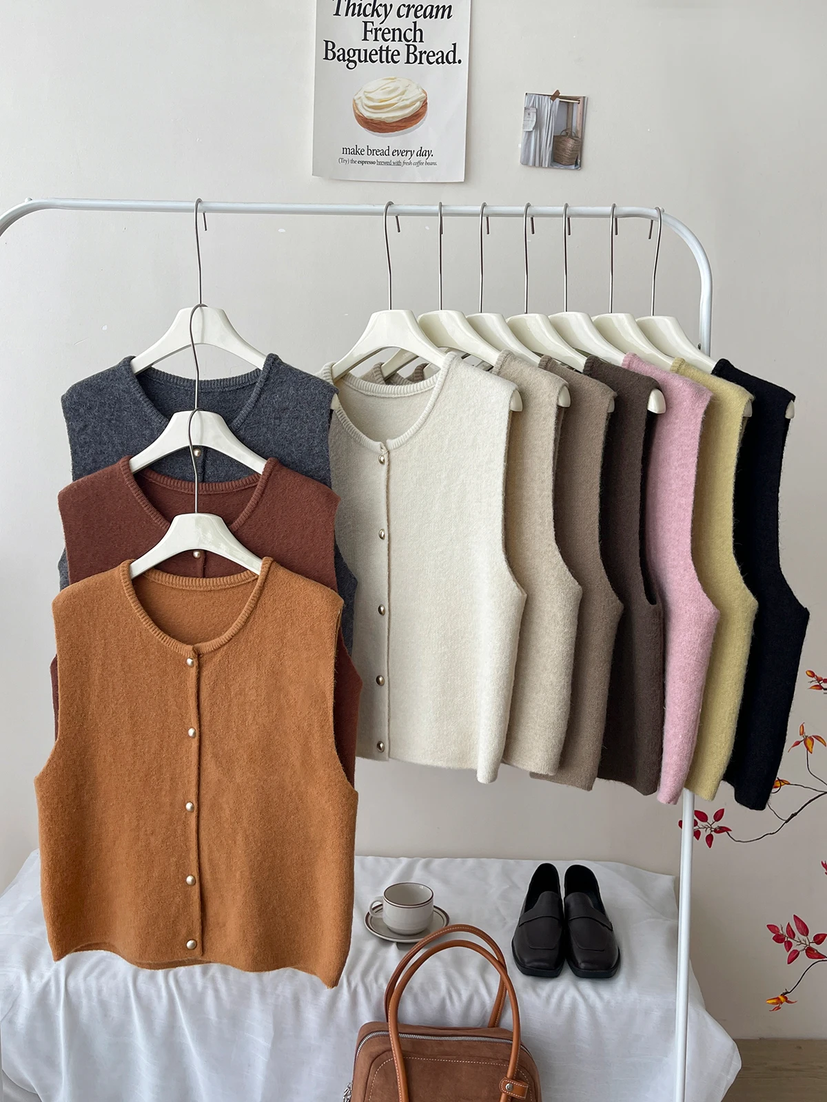 

Однотонный вязаный жилет, женский круглый многослойный топ с маленькими золотыми пуговицами, повседневный универсальный сарафан для ранней осени