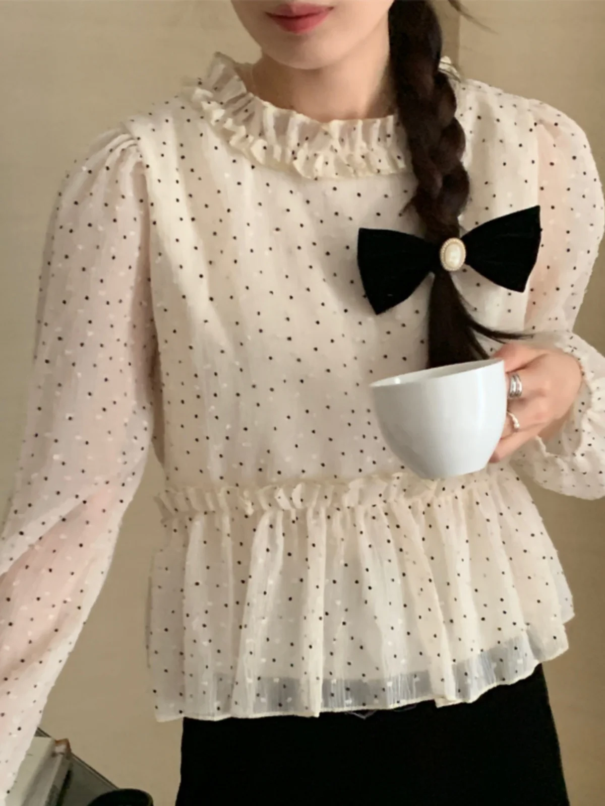 Csa e de bolinhas com manga bufante, csa fena curta e longa com cintura apertada e borda de ão de madeira,...