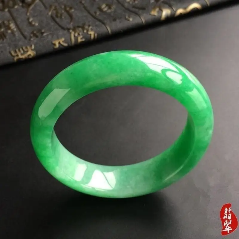 Jadeite bracelet, full of , with a bright green color and an icy texture