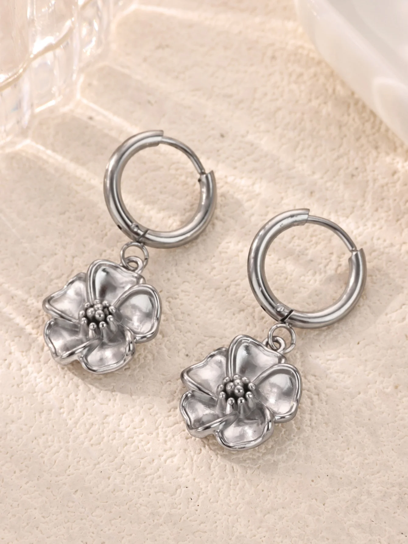 Silberfarbene Edelstahl-Blumen-Ohrringe für Damen, elegante florale Creolen, hängende Ohrringe, Piercing-Schmuck, Geschenk – Detail 1