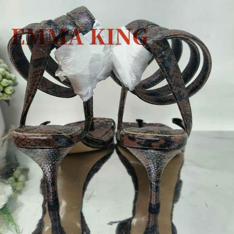 خمر الأفعى نمط الكاحل التفاف الصنادل أزياء النساء الكاحل الرياح رقيقة أحذية عالية الكعب الفاخرة تصميم الصنادل المرأة مضخات