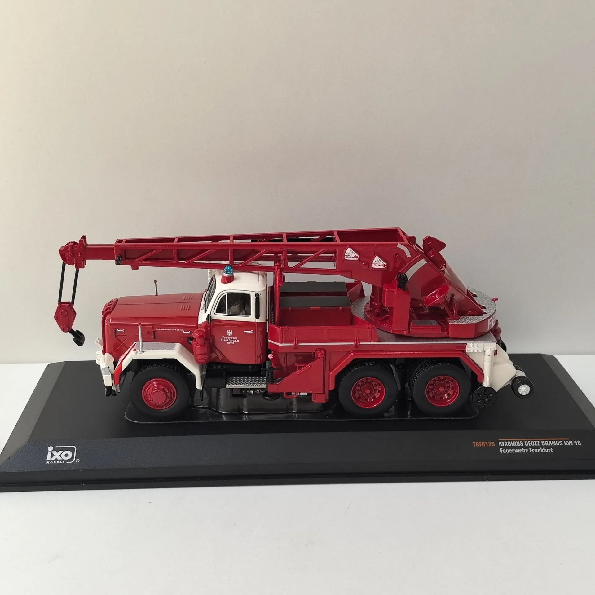 Caja agrietada Diecast IXO 1/43 escala MAGIRUS DEUTZ URANUS KW 16 motor de bomberos coche en miniatura de aleación juguete coleccionable regalo exhibición de recuerdo