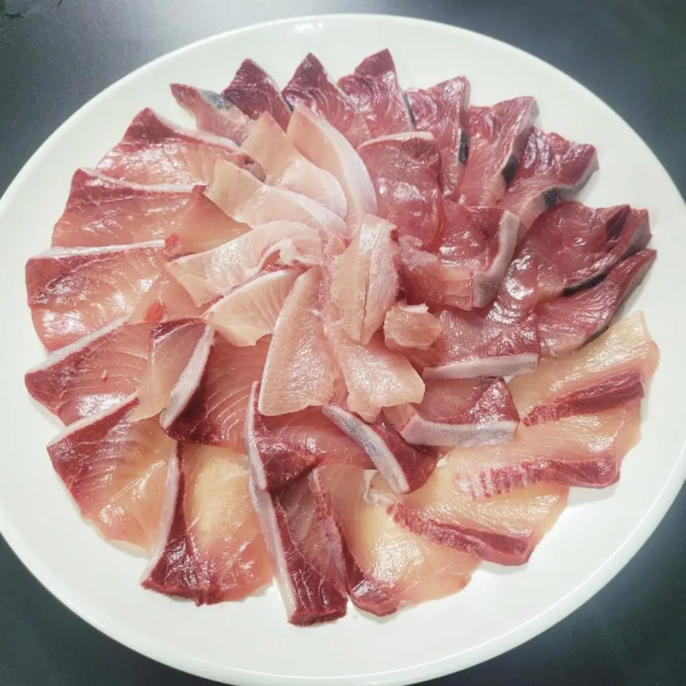 500 جرام من فيليه السمك المحلي، زجاجة واحدة من صلصة الصويا، قطعتان من الكيمتشي