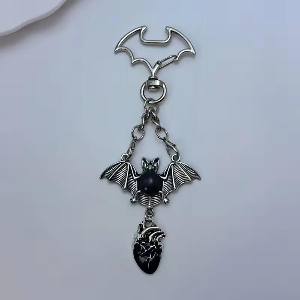Retro Exaggerated Bat Keychain Enamel Vintage Gothic Bag Pendant Unique Delicate Halloween Charm Gift Giving