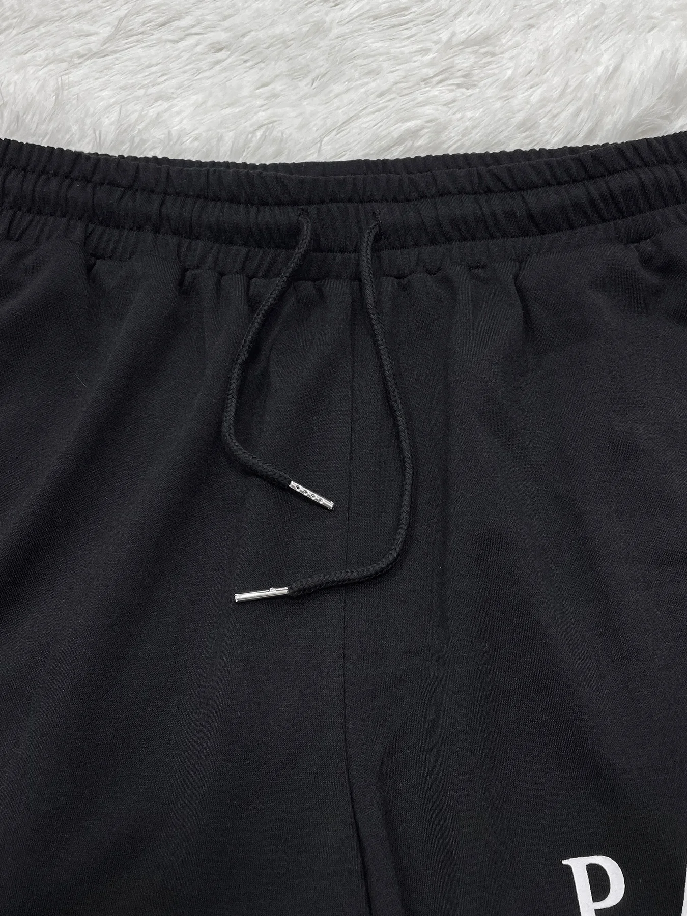 ชุดเซ็ตสองชิ้นสำหรับผู้ชายฤดูร้อน - เสื้อยืดคอกลมแขนสั้นลายกราฟิกแบบไหล่ตก และกางเกงขาสั้นเอวผูกเชือกทรงปกติ มีกระเป๋า