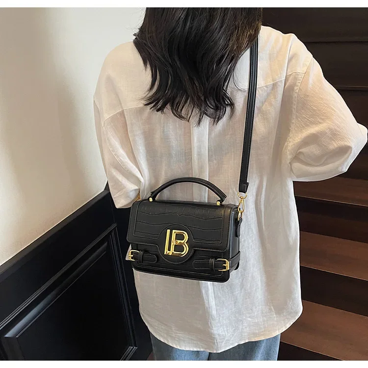 

2025 Новая женская дизайнерская маленькая квадратная сумка - модная, портативная, через плечо и месенджер для путешествий и свиданий