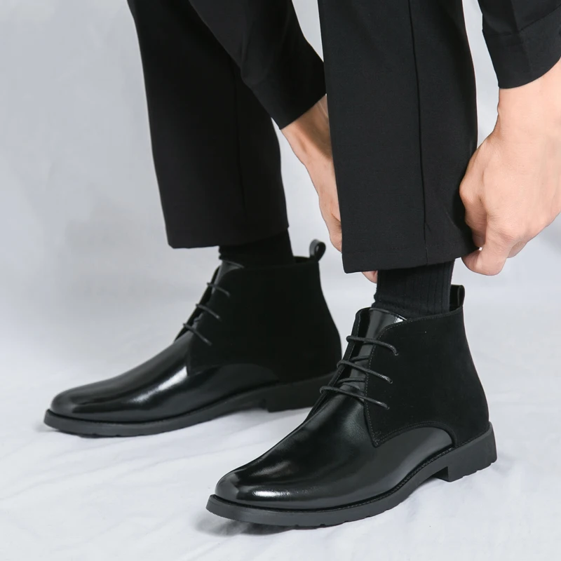 

Модная брендовая кожаная обувь с высоким берцем. Удобные и мягкие мужские лоскутные ботильоны. Мужские кожаные ботинки для деловых поездок.