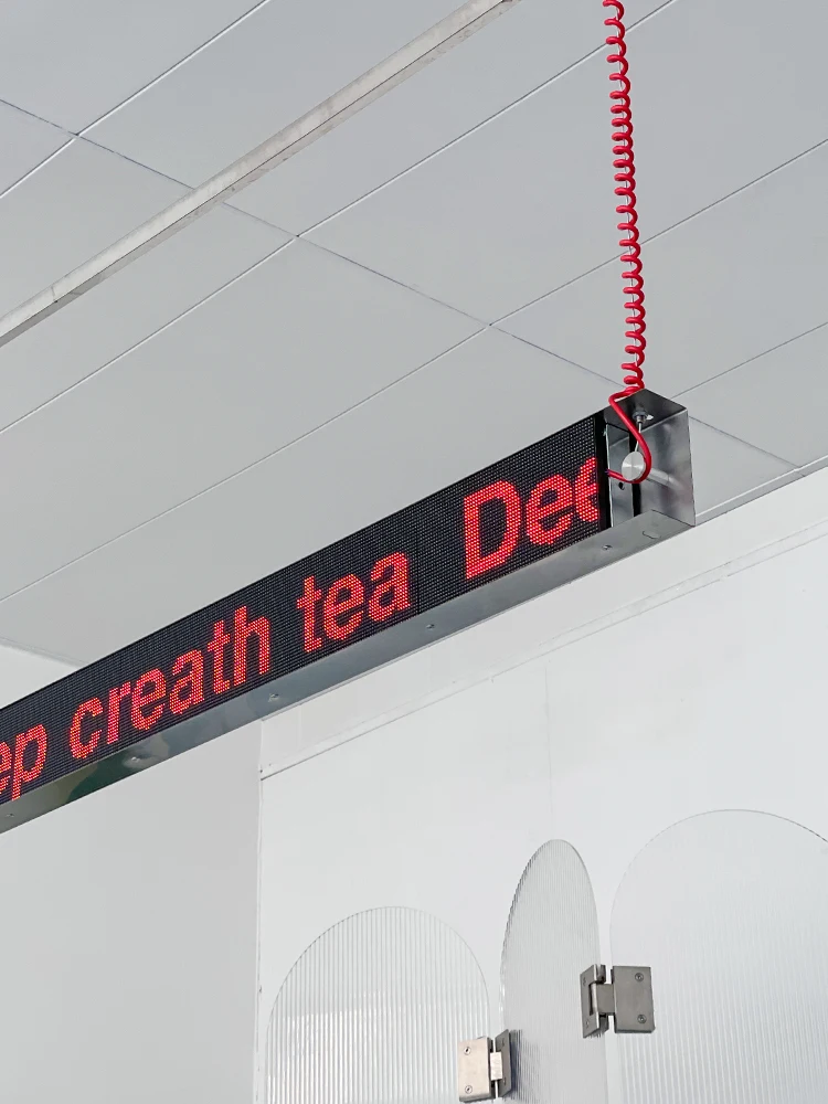 Tela de palavra de rolagem de caixa de luz, controle remoto de telefone celular para alterar palavras, outdoor luminoso eletrônico de porta criativa