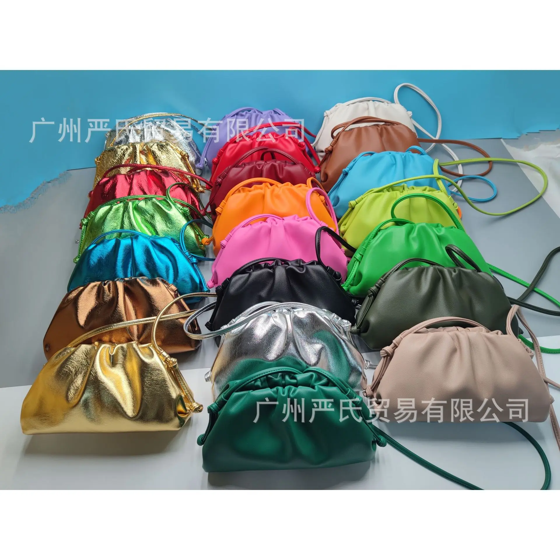 Bolso cruzado con diseño de nubes para mujer, bolso de mano a la moda con forma de bola de masa de un solo hombro, Otoño/Invierno, de China, novedad de 2022