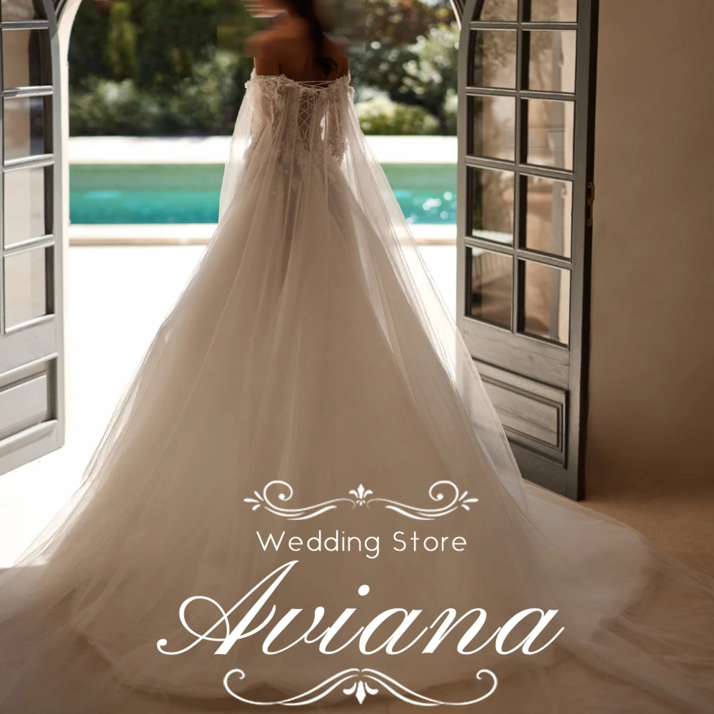 فستان زفاف Aviana مخصص قبالة الكتف وأكمام طويلة ورقبة على شكل V عميقة ومطرز بالخرز من الدانتيل مع فتحة عالية وقطار طويل