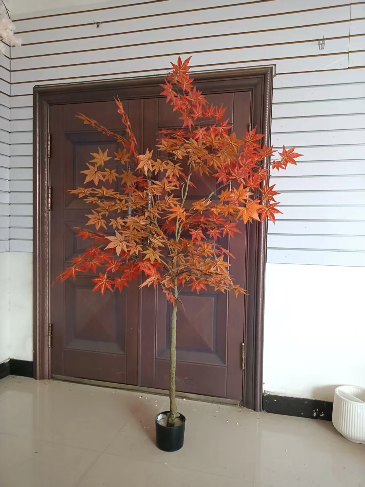 

Simulation green plant potted fake tree indoor stairs corner decoration European style window plant fake tree maple leaf