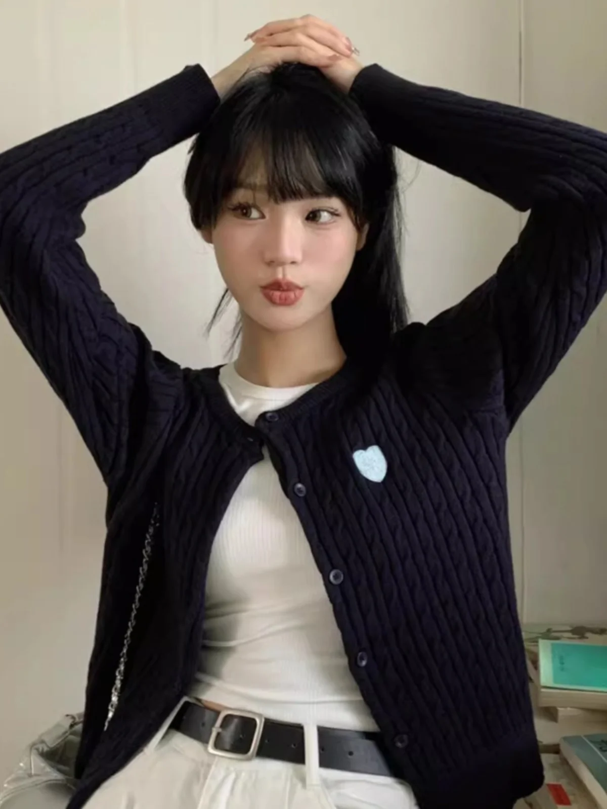 

Синий вязаный кардиган с косами, женская осенняя одежда 2025, высококачественная корейская верхняя одежда, уникальный топ из полиэфирного волокна