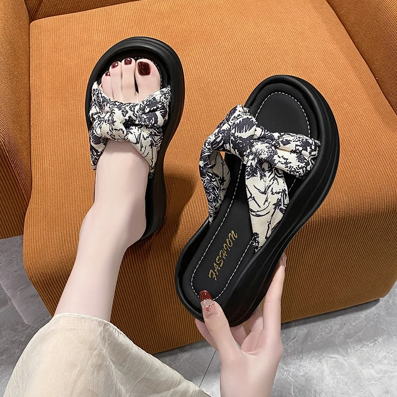 Schoenen Slippers Vrouwen Zomer Luxe Glijbanen Pantofle Lage Schalie Vrouwelijke Strand Ontwerper 2024 Sabot Platte Zachte Hoefhakken Rubber Rome F