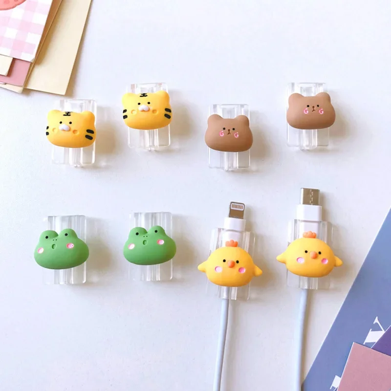 3D heart-shaped data cable clip is suitable for Type-C universal USB ports and protection covers.