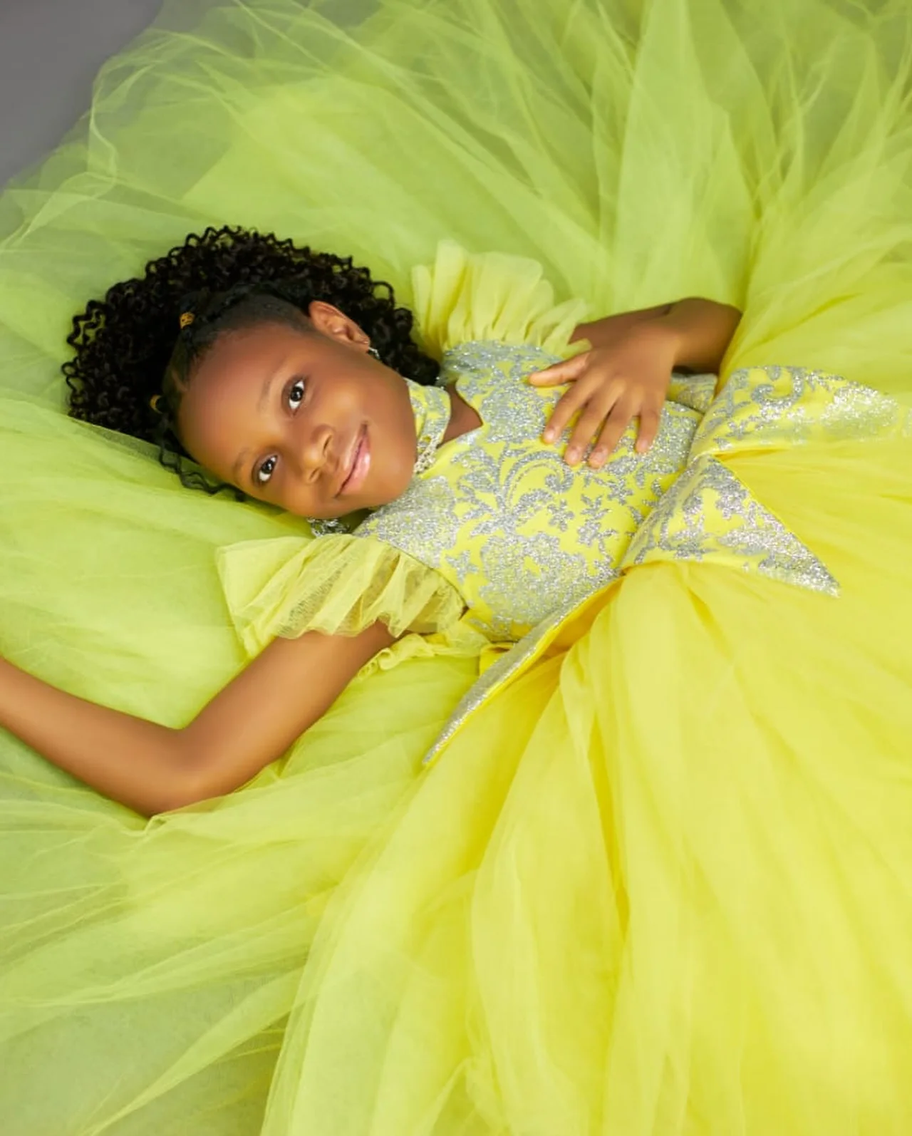 

Индивидуальные желтые платья для девочек с цветочным узором, бальные платья для маленьких детей, тюлевые платья с пайетками для девочек на день рождения