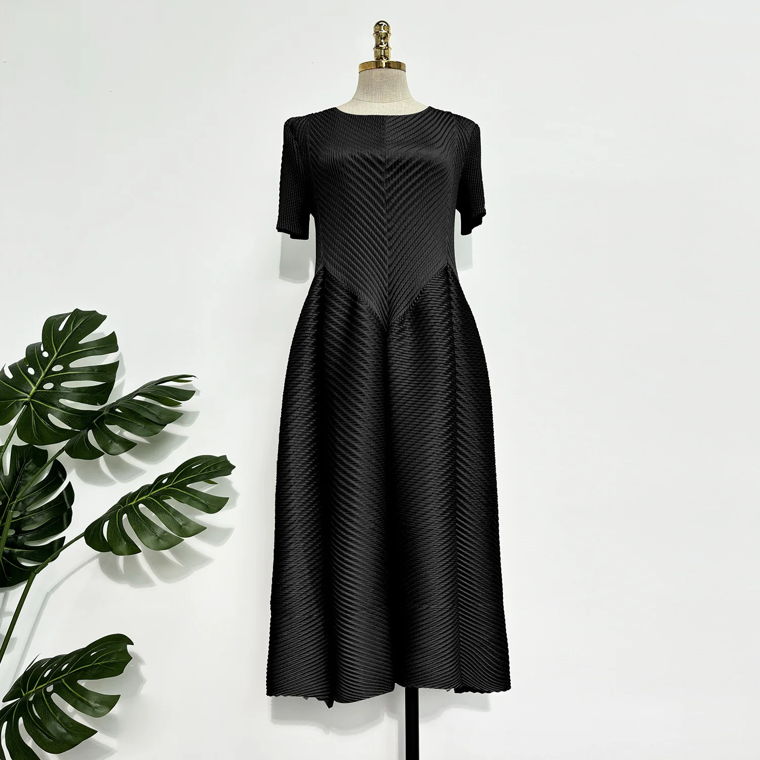 ミヤケプリーツ2025ドレスサマーモデルファッショナブルな気質デザインセンス快適なエイジング薄手ミドル丈バッドスカート