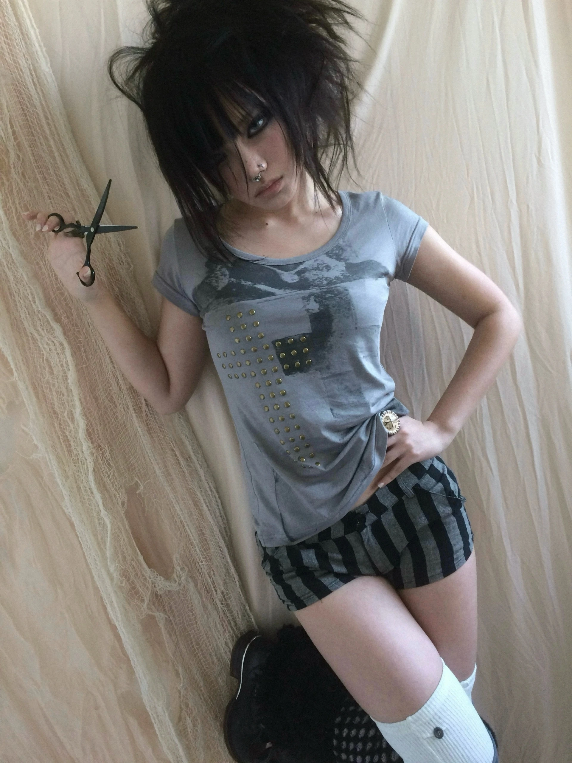 Karrcat Trashy Y2k T-Shirt mit Nieten-Print, Grunge-Ästhetik, kurzärmeliges graues Top, Vintage-Punk-Streetwear, amerikanischer Retro-Gothic-Stil der 90er Jahre – Detail 4