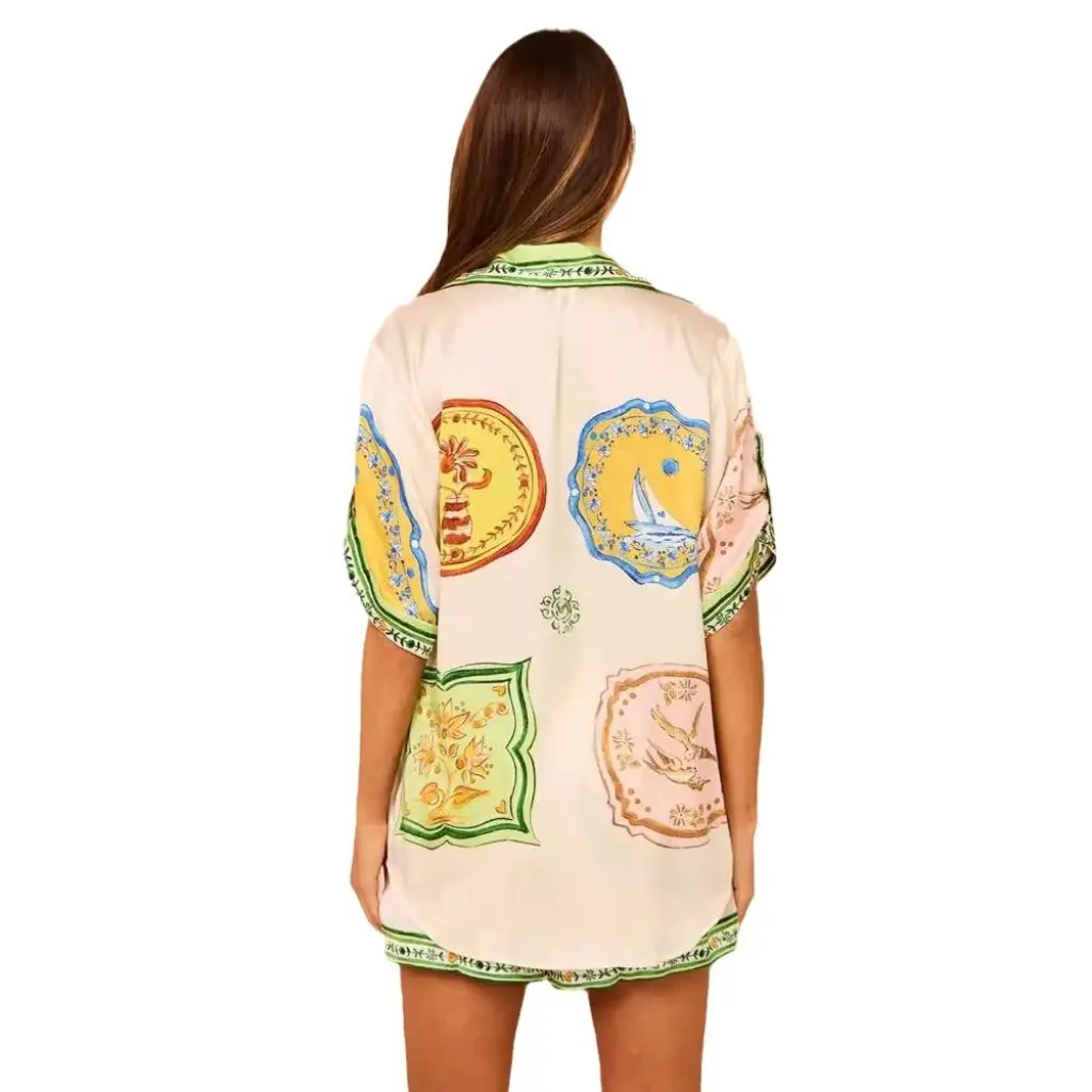 

Новый повседневный комплект свободных шорт, универсальный атласный воротник рубашки с принтом, комплект из двух предметов, модный независимый костюм для женщин