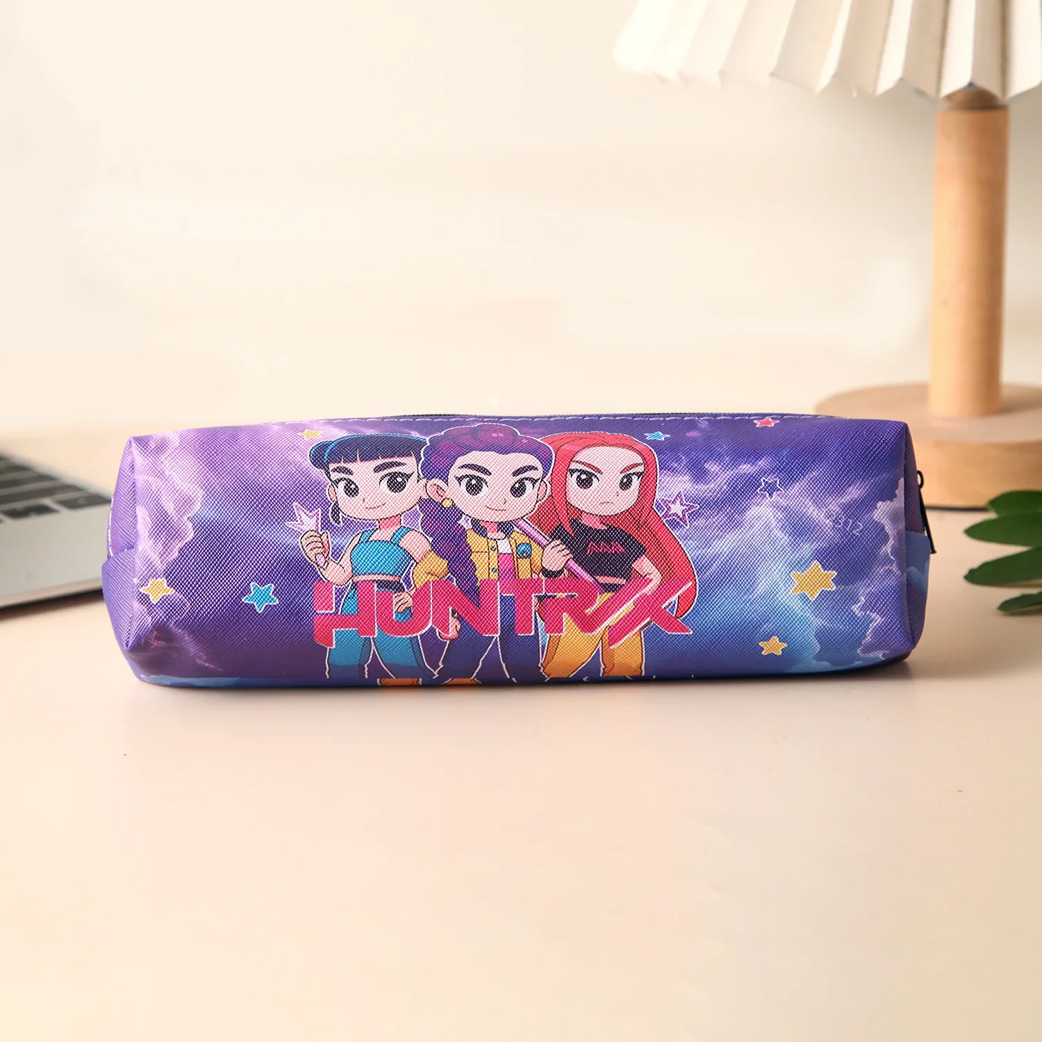 Neue Anime-Gruppen-Federtasche, niedliche PU-Schreibwarentasche mit großem Fassungsvermögen, einlagige Aufbewahrungstasche, ideales Geschenk für Kinder