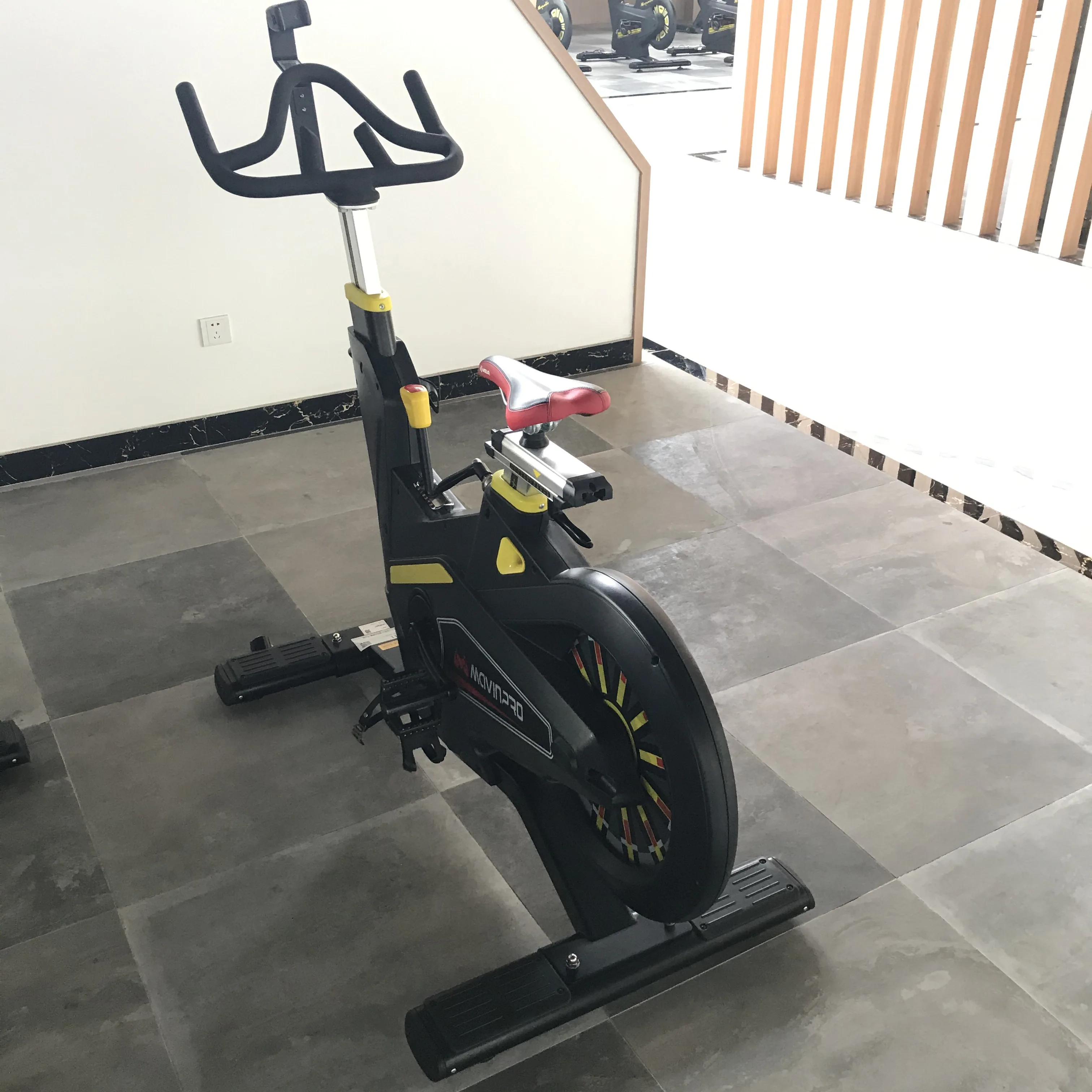 Commercial‑Grade Smart‑Screen Spinning Bike High‑Intensity Cardio Workout For Home And Gym